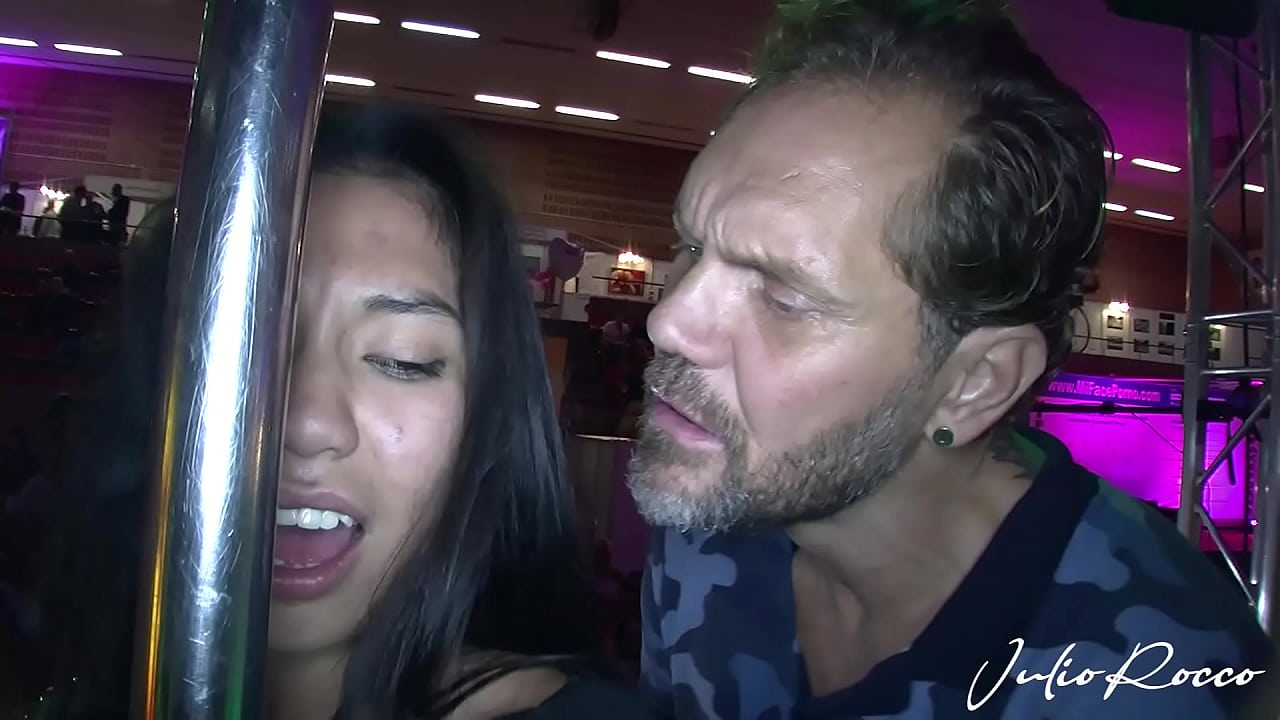 Una colombiana del publico se sube al escenario en el salón erótico de Barcelona